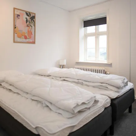 2 Bedroom Beautiful In Apartment *